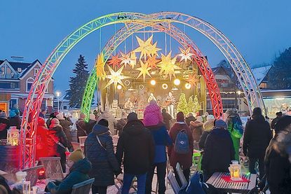 Einer der schönsten Weihnachtsmärkte der Region: „Fischers Wiehnacht“ lädt am ersten Adventswochenende bei viel Live-Musik zum Verweilen ein.