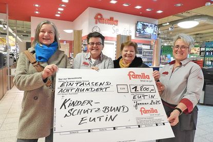 Strahlen über 1.800 Euro in Gutscheinen: Heidi Feilke, Regina Reinke, Gundula Penner und Sonja Eckert.