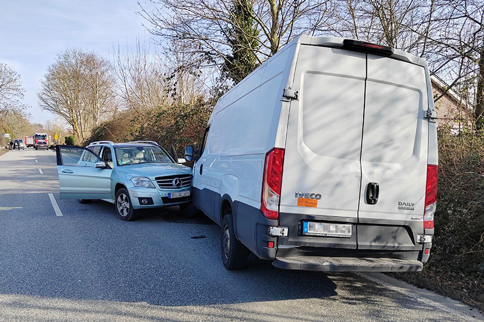 Ein Mercedes geriet auf der Bundesstraße 76 zwischen Niendorf/Ostsee und Timmendorfer Strand in den Gegenverkehr und verkeilte sich in einem Transporter – der Fahrer wurde schwer verletzt in ein Krankenhaus gebracht.