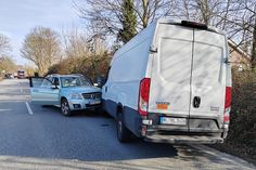 Ein Mercedes geriet auf der Bundesstraße 76 zwischen Niendorf/Ostsee und Timmendorfer Strand in den Gegenverkehr und verkeilte sich in einem Transporter – der Fahrer wurde schwer verletzt in ein Krankenhaus gebracht.