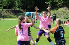 Die Pink Panther Handballerinnen des TSV Plön laden aus Anlass der WM Tour des Deutschen Handballbundes zum Mix-Turnier am Freitagnachmittag am Plöner Schloss ein.