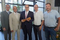 Symbolische Übergabe eines Schlüssels aus Brotteig mit stellvertretendem Schulleiter Ralf Hübner, Schulleiter Karsten Kilian, Bürgermeister Mirko Spieckermann, Geschäftsführer ppp Architekten Nils Dethlefs und Geschäftsführer Schnittger Archtikten + Partner Steffen Schneider (v. lks.).