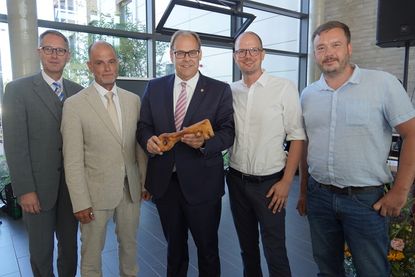 Symbolische Übergabe eines Schlüssels aus Brotteig mit stellvertretendem Schulleiter Ralf Hübner, Schulleiter Karsten Kilian, Bürgermeister Mirko Spieckermann, Geschäftsführer ppp Architekten Nils Dethlefs und Geschäftsführer Schnittger Archtikten + Partner Steffen Schneider (v. lks.).