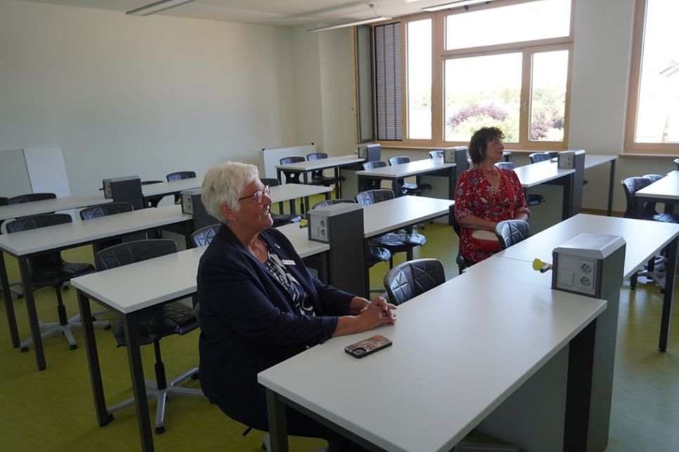 Probesitzen: Kreispräsidentin Petra Kirner (lks.) und Stadtverordnete Beatrix Spiegel beim Test der neuen Stühle.