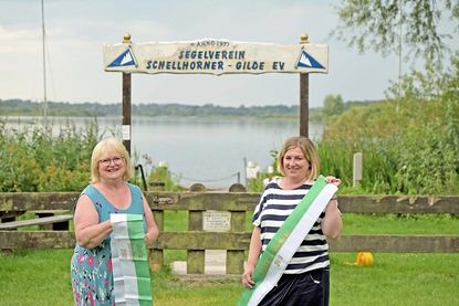 Monika Gärtner und Daniela Bahr vom ehrenamtlichen Organisatoren-Team werben für die Kinderspiele und das Königsschießen.