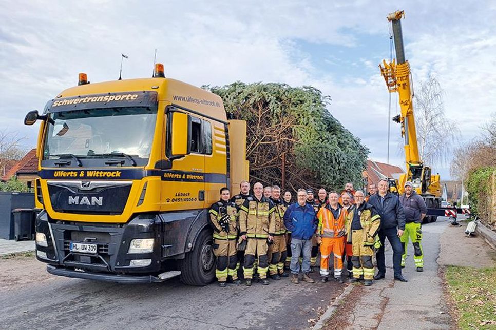 Am Montag wurde der prächtige Tannenbaum zum Ortseingang gebracht, dort aufgestellt und geschmückt. Bis nach Weihnachten  begrüßt er hier die aus Richtung Lübeck und Bad Segeberg kommenden Verkehrsteilnehmer, die Stockelsdorf passieren.