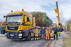 Am Montag wurde der prächtige Tannenbaum zum Ortseingang gebracht, dort aufgestellt und geschmückt. Bis nach Weihnachten  begrüßt er hier die aus Richtung Lübeck und Bad Segeberg kommenden Verkehrsteilnehmer, die Stockelsdorf passieren.