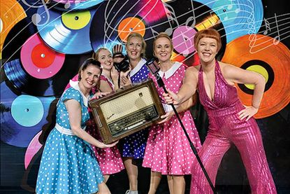 Steffie Steup und de Danzdeerns bieten tolle Unterhaltung. Ihr Metier ist „Rock op Platt“.