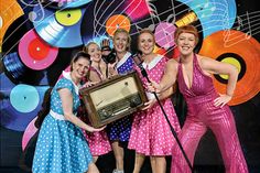 Steffie Steup und de Danzdeerns bieten tolle Unterhaltung. Ihr Metier ist „Rock op Platt“.