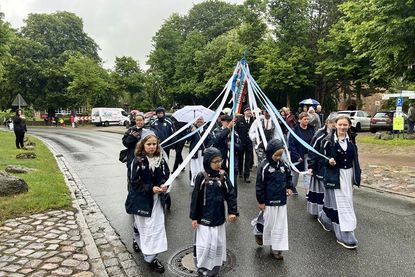 Viele Gäste und befreundete Vereine und Verbände bereicherten den Festumzug, der nach dem Pfingstgottesdienst an der Basilika startete.