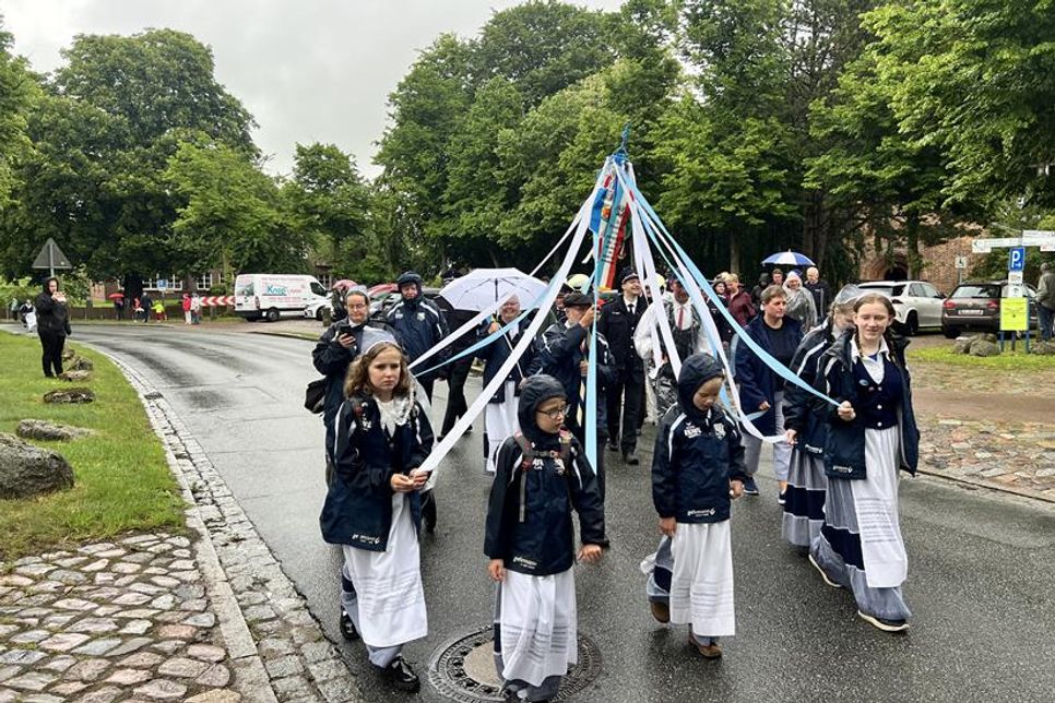 Viele Gäste und befreundete Vereine und Verbände bereicherten den Festumzug, der nach dem Pfingstgottesdienst an der Basilika startete.