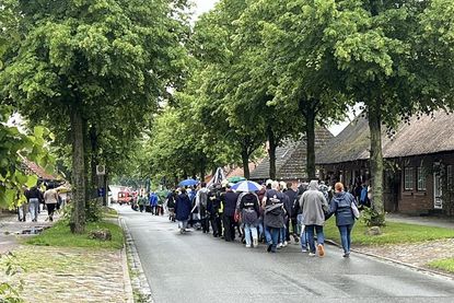Der Festumzug drehte eine große Runde durch das gesamte Dorf, unterbrochen von diversen stärkenden Verpflegungsstopps.