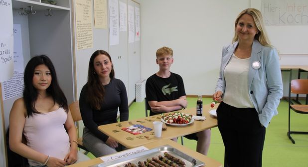 Dolkar Tamatsu, Coco Röhming und Peter Werres beim Verkauf köstlicher / selbstgemachter süßer und herzhafter Spieße und  Katharina Koch