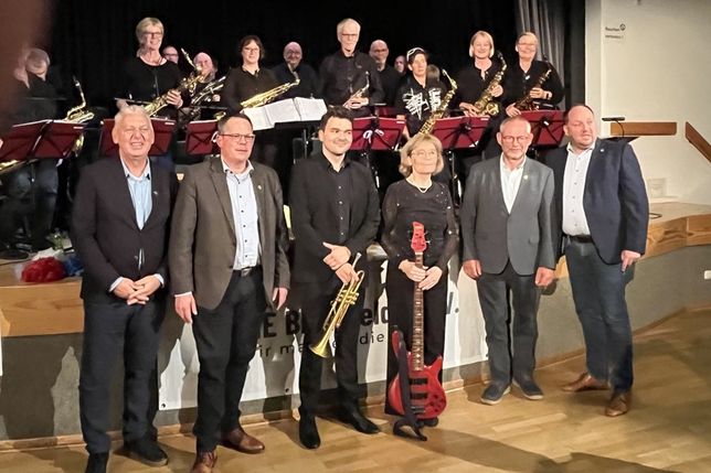 Tourismusleiter Manfred Wohnrade, Bürgermeister Sebastian Rieke, Dirigent Martin Berner, 1. Vorsitzende Heike Liebstreich, Bürgervorsteher Matthias Dammer sowie Landrat Timo Gaarz (v. lks.).