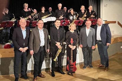 Tourismusleiter Manfred Wohnrade, Bürgermeister Sebastian Rieke, Dirigent Martin Berner, 1. Vorsitzende Heike Liebstreich, Bürgervorsteher Matthias Dammer sowie Landrat Timo Gaarz (v. lks.).
