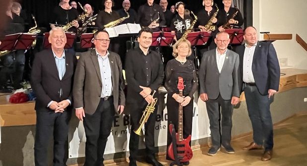 Tourismusleiter Manfred Wohnrade, Bürgermeister Sebastian Rieke, Dirigent Martin Berner, 1. Vorsitzende Heike Liebstreich, Bürgervorsteher Matthias Dammer sowie Landrat Timo Gaarz (v. lks.).