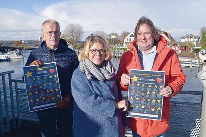 Der Dorfvorstand von Niendorf/Ostsee mit Dorfvorsteherin Kerstin Wolter, Detlev Externbrink (links) und Hans-Ulrich Müller haben den „lebendigen Adventskalender“ mit Unterstützung der Kirchengemeinde initiiert und freuen sich auf viele Besucher der einzelnen „Türen“.