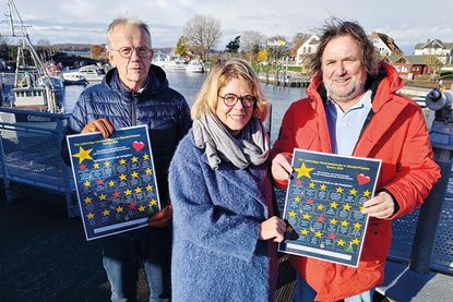Der Dorfvorstand von Niendorf/Ostsee mit Dorfvorsteherin Kerstin Wolter, Detlev Externbrink (links) und Hans-Ulrich Müller haben den „lebendigen Adventskalender“ mit Unterstützung der Kirchengemeinde initiiert und freuen sich auf viele Besucher der einzelnen „Türen“.