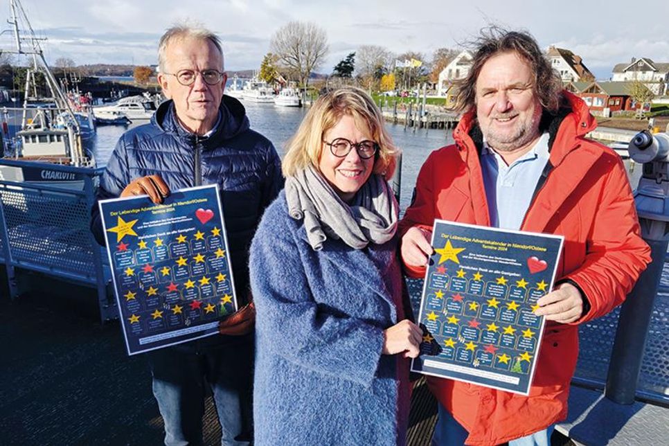 Der Dorfvorstand von Niendorf/Ostsee mit Dorfvorsteherin Kerstin Wolter, Detlev Externbrink (links) und Hans-Ulrich Müller haben den „lebendigen Adventskalender“ mit Unterstützung der Kirchengemeinde initiiert und freuen sich auf viele Besucher der einzelnen „Türen“.