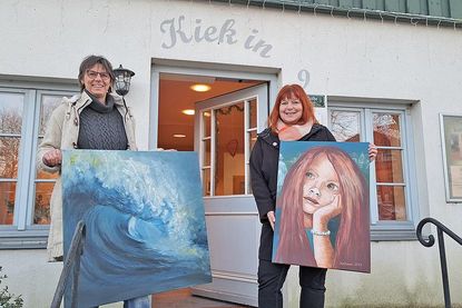 Acrylmalerei ist die Leidenschaft von Annette Lamp (links) und Martina Kolbaum, auch wenn ihre Werke grundverschieden sind. Die „Welle“ stammt von Lamp, das „träumende Mädchen“ von Kolbaum.