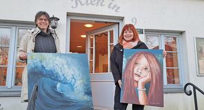 Acrylmalerei ist die Leidenschaft von Annette Lamp (links) und Martina Kolbaum, auch wenn ihre Werke grundverschieden sind. Die „Welle“ stammt von Lamp, das „träumende Mädchen“ von Kolbaum.