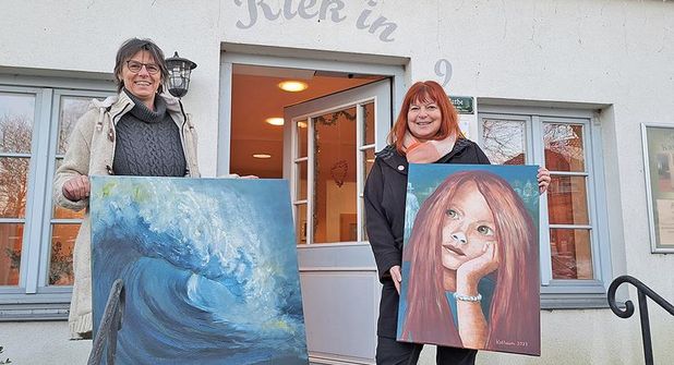 Acrylmalerei ist die Leidenschaft von Annette Lamp (links) und Martina Kolbaum, auch wenn ihre Werke grundverschieden sind. Die „Welle“ stammt von Lamp, das „träumende Mädchen“ von Kolbaum.