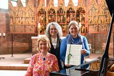 Anbée Benecke, Andrea Herkelmann (Fielmann Oldenburg) und Pastorin Gesa Paschen (v. lks.).