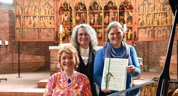 Anbée Benecke, Andrea Herkelmann (Fielmann Oldenburg) und Pastorin Gesa Paschen (v. lks.).