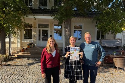 Bei der Verlosung: Sven Muchow, Hanna Langbehn und Katja Lauritzen (v. re.).