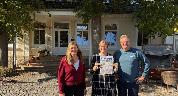 Bei der Verlosung: Sven Muchow, Hanna Langbehn und Katja Lauritzen (v. re.).