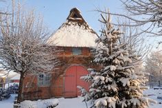 Im idyllischen Umfeld der historischen Gebäude findet der Weihnachtsmarkt statt – vielleicht ja auch  wie hier bei traumhaftem Winterwetter.