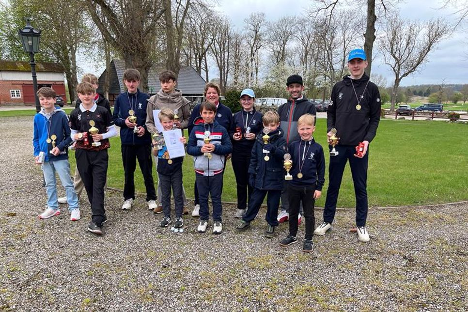Sieger der Brodauer Osterjugendwoche mit C-Trainer Marcel Huxholl und Jugendwartin Steffi Buhtz.