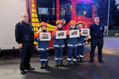 Hailie-Sophie Böckmann, Jordi Dahl, Tom Landschoof und Richard Henze wurden von dem stellvertretenden Jugendwart Marcel Dahms (lks.) und  Jugendwart Kai Gnepper (re.) in die Jugendfeuerwehr übernommen.