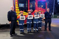 Hailie-Sophie Böckmann, Jordi Dahl, Tom Landschoof und Richard Henze wurden von dem stellvertretenden Jugendwart Marcel Dahms (lks.) und  Jugendwart Kai Gnepper (re.) in die Jugendfeuerwehr übernommen.