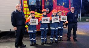 Hailie-Sophie Böckmann, Jordi Dahl, Tom Landschoof und Richard Henze wurden von dem stellvertretenden Jugendwart Marcel Dahms (lks.) und  Jugendwart Kai Gnepper (re.) in die Jugendfeuerwehr übernommen.
