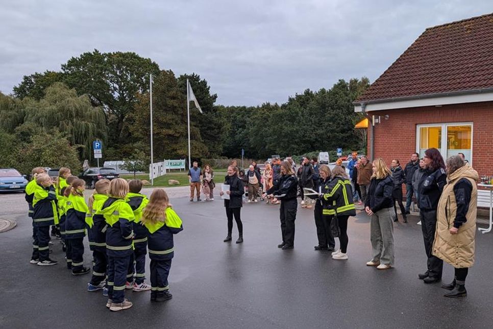 Verleihung der Kinderflammen und Urkunden durch das Betreuerinnenteam an die Löschlöwen.