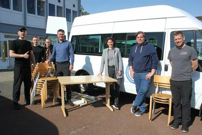 Abholung der Tische und Stühle mit Bürgermeister Michael Robien (4. v. lks.) und Schulleiterin Angela Haar (3. v. re.). In gut einer Woche startet der nächste Transport in die Ukraine.