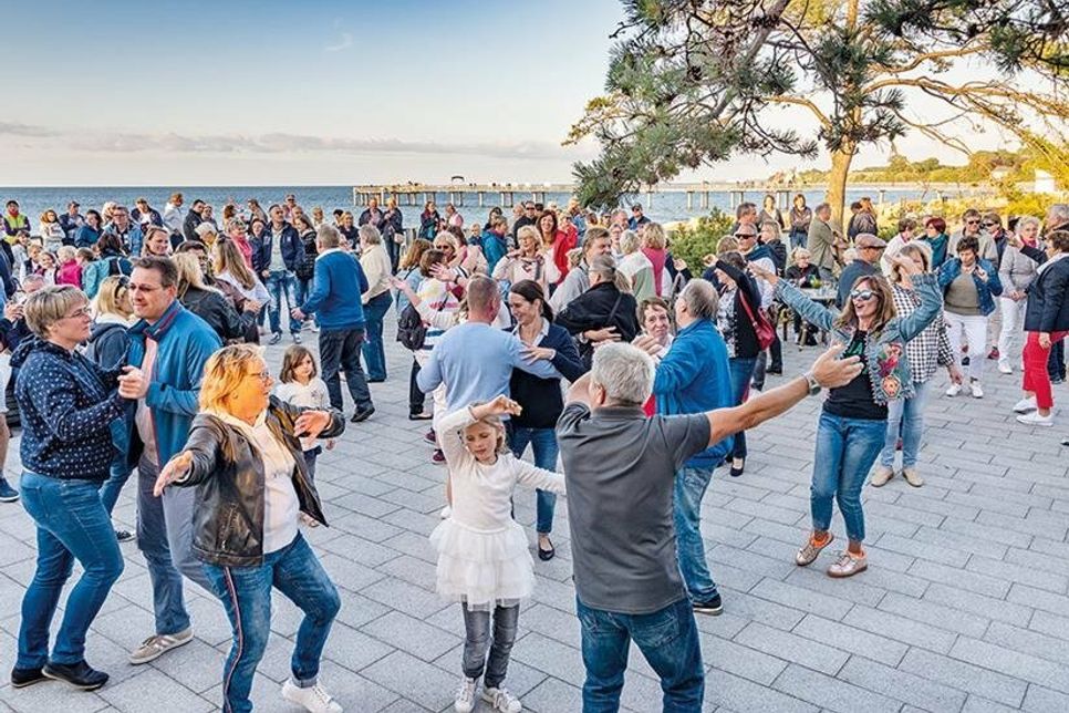 Beliebter Treffpunkt bei Gästen und Einheimischen: „Tanzen am Meer“ startet am heutigen Mittwoch in die 7. Saison.
