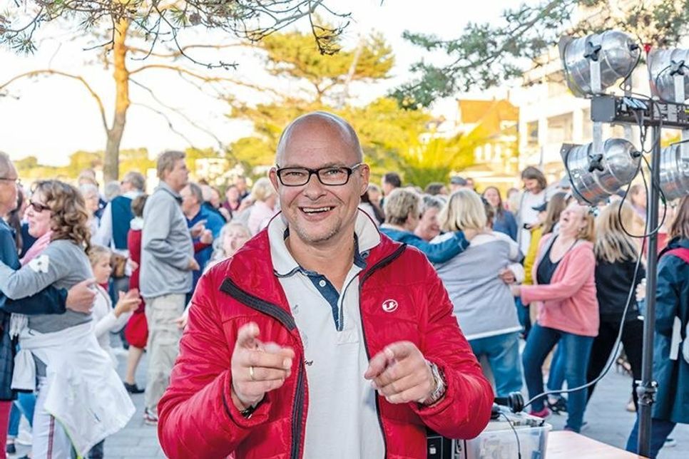 Der Niendorfer Discjockey René Kleinschmidt präsentiert seit 2015 „Tanzen am Meer“ für jung und alt direkt an der Wasserkante auf dem Platz am Haus des Kurgastes.