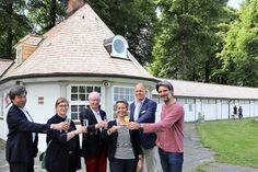Andreas Behem (LYC, von links), Ulrike Köhn (Hansestadt Lübeck), Eberhard Lassen (LYC), Andrea Varner-Tümmler (LYC), Titus Jochen Heldt (gem. Sparkassenstiftung zu Lübeck) und Christoph Wojtkiewich (Hansestadt Lübeck) stoßen auf das neue Dach am Mövenstein an. (Foto: ra)