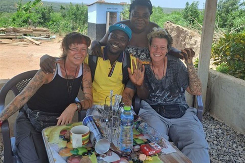 Zu Seth Barnes und seiner Frau Naomi, die das Waisenhaus mit Schule gegründet haben, ist eine Freundschaft gewachsen.