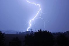 Ab dem späten Nachmittag drohen Gewitter, Starkregen und Sturm.