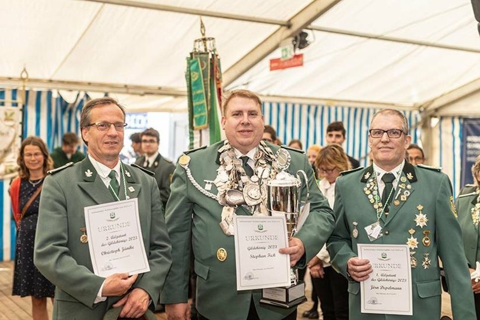 Der neue Gildekönig Stephan Fick (m.) mit seinen beiden Adjutanten.