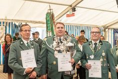 Der neue Gildekönig Stephan Fick (m.) mit seinen beiden Adjutanten.