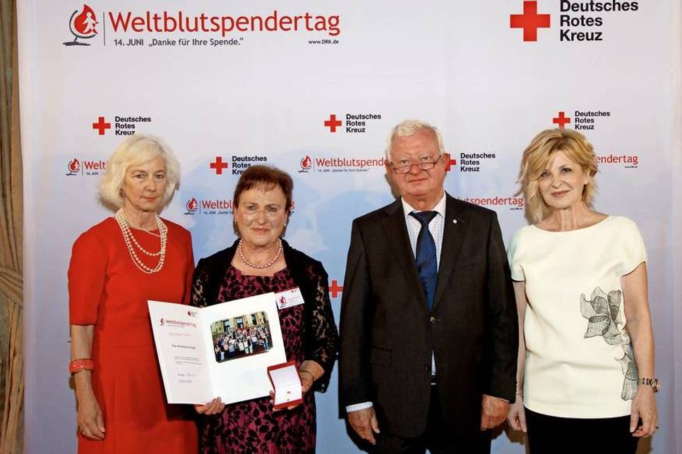 Auch Anneliese Schröder aus Scharbeutz (2. v. lks.) befand sich unter den Geehrten durch DRK-Vizepräsidentin Donata Freifrau Schenck zu Schweinsberg (red), DRK-Präsident Dr. h.c. Rudolf Seiters und DRK-Botschafterin Carmen Nebel (lks.).