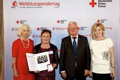 Auch Anneliese Schröder aus Scharbeutz (2. v. lks.) befand sich unter den Geehrten durch DRK-Vizepräsidentin Donata Freifrau Schenck zu Schweinsberg (red), DRK-Präsident Dr. h.c. Rudolf Seiters und DRK-Botschafterin Carmen Nebel (lks.).