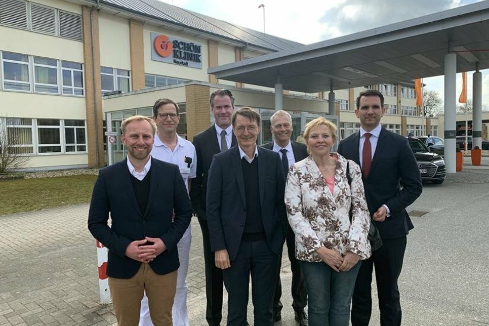 Niclas Dürbrook, der Ärztliche Direktor Prof. Peter Radke, Klinikgeschäftsführer André Trumpp, Minister Lauterbach, Klinikleiter Dr. Klaus Schmolling, Gabriele Freitag-Ehler (SPD) und der CEO der Schön Klinik Dr. Mate Ivancic. (v. lks.).