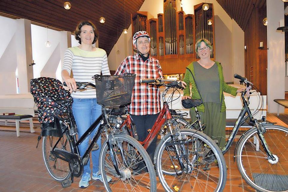Die Kirchenmusikerinnen Julia Wyrwa aus Rensefeld (v.l.), Katha Kreitlow (Cleverbrück) und Hedwig Geske (Bad Schwartau) lassen die beliebte Veranstaltung „orgel per bike“ wieder aufleben.