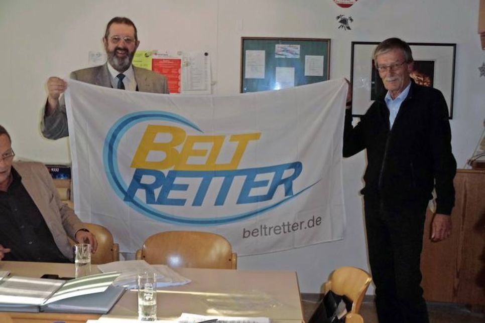 Bernhard Markmann (re.) überreichte eine Beltretterflagge an Bürgermeister Volker Weidemann.