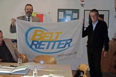 Bernhard Markmann (re.) überreichte eine Beltretterflagge an Bürgermeister Volker Weidemann.